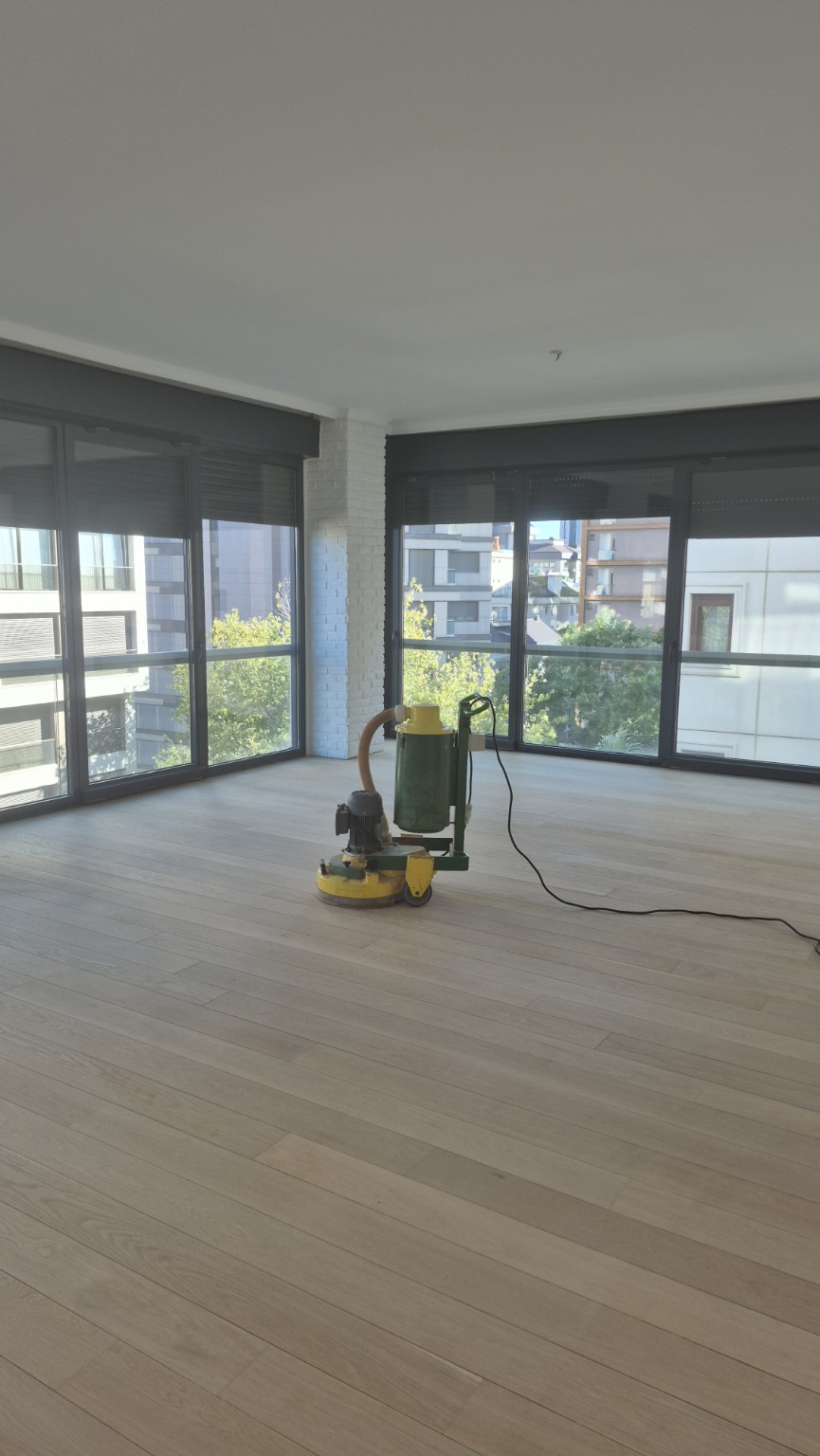 Parke sistre uygulaması sırasında zımpara makinesi